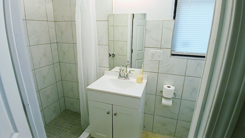King Bed Room With Private Bath Free Wifi New London Mystic 21424125 — New London