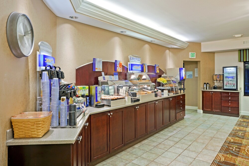 Holiday Inn Express Hotel & Suites Puyallup by IHG - photo 16