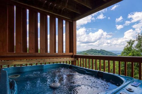 Sky View Hot Tub Breathtaking Mountain Views — 4-Star Luxury Hotel in Sevierville, United States
