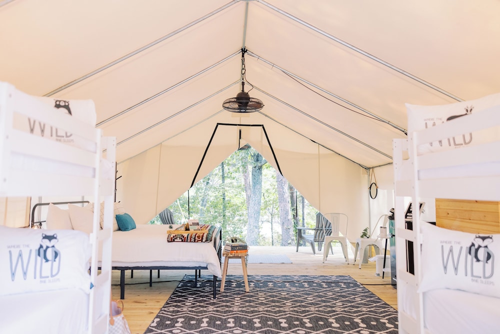 Luxury Spacious Mountain Glamping — hotel in Delta
