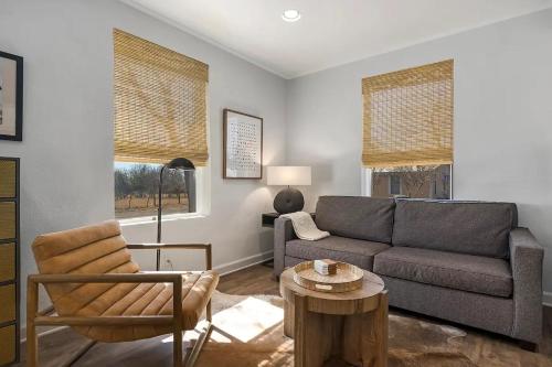 Haus on the Hill Hot Tub & 1 Mile From Main St — 4-Star Luxury Hotel in Fredericksburg, United States