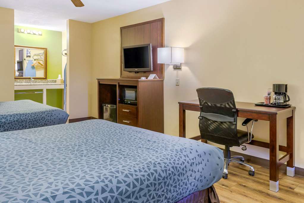 Econo Lodge West Coors Blvd - photo 18