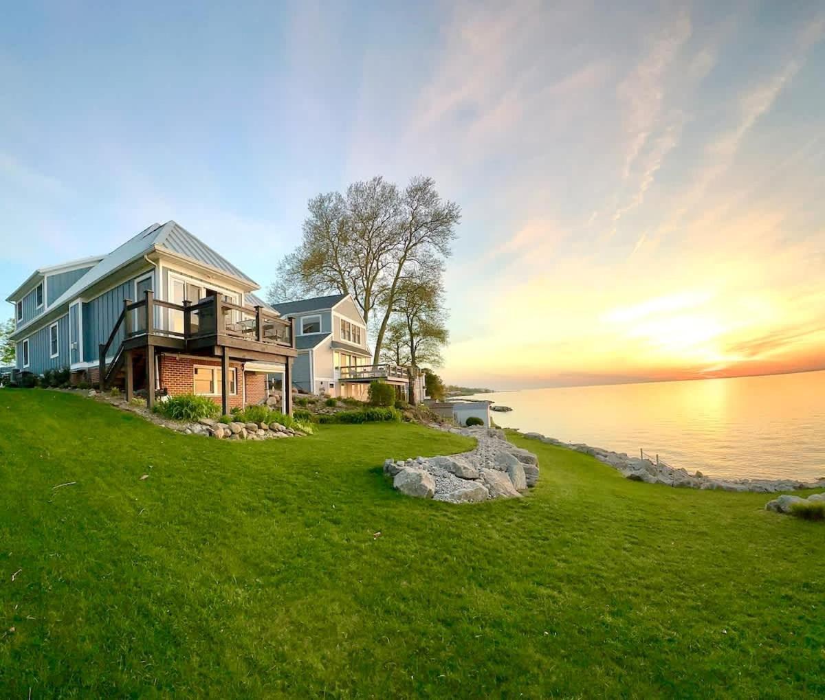 The Sunset Cottage Lakefront with Private Beach — 4-Star Luxury Hotel in Geneva, United States