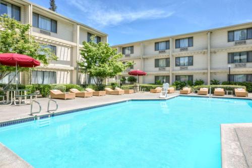 Hawthorn Suites by Wyndham Sacramento - photo 13