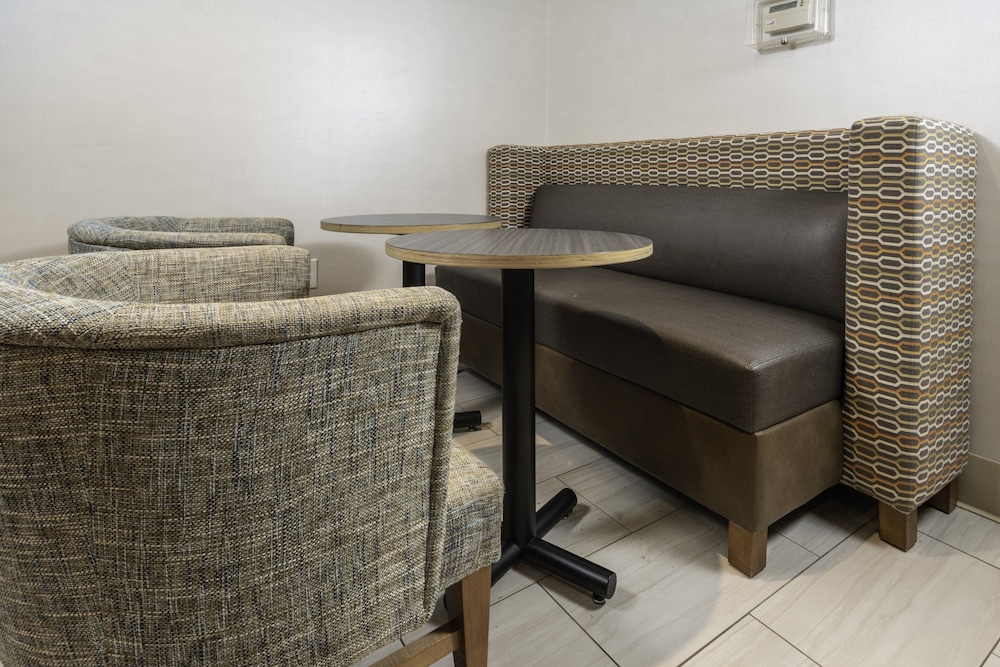 Holiday Inn Express Rochelle by IHG - photo 32
