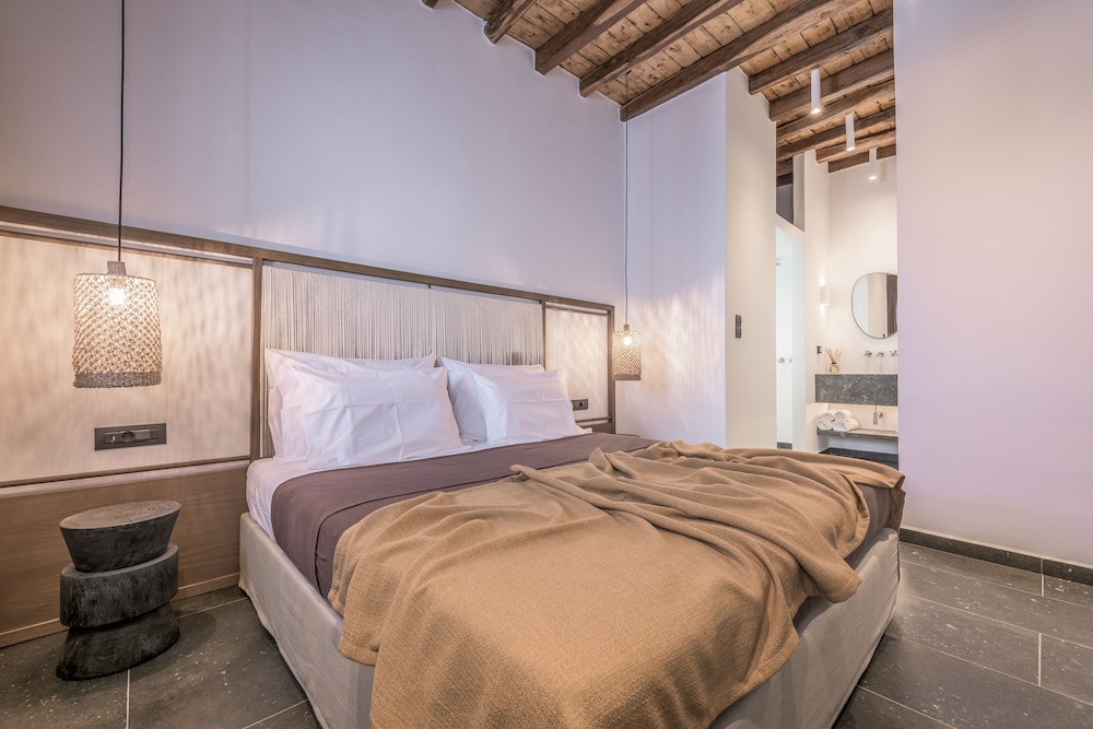 Sunset Plaka - carbon neutral hotel in Milos