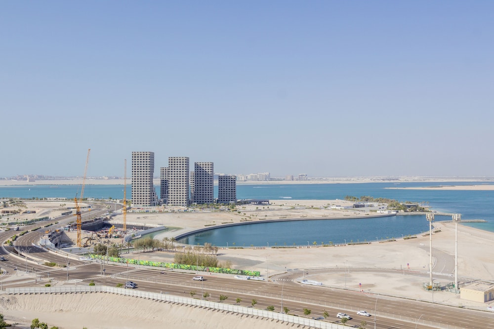 Bloomfields Cozy STU Reflection Tower A — 4-Star Luxury Hotel in Abu Dhabi, United Arab Emirates