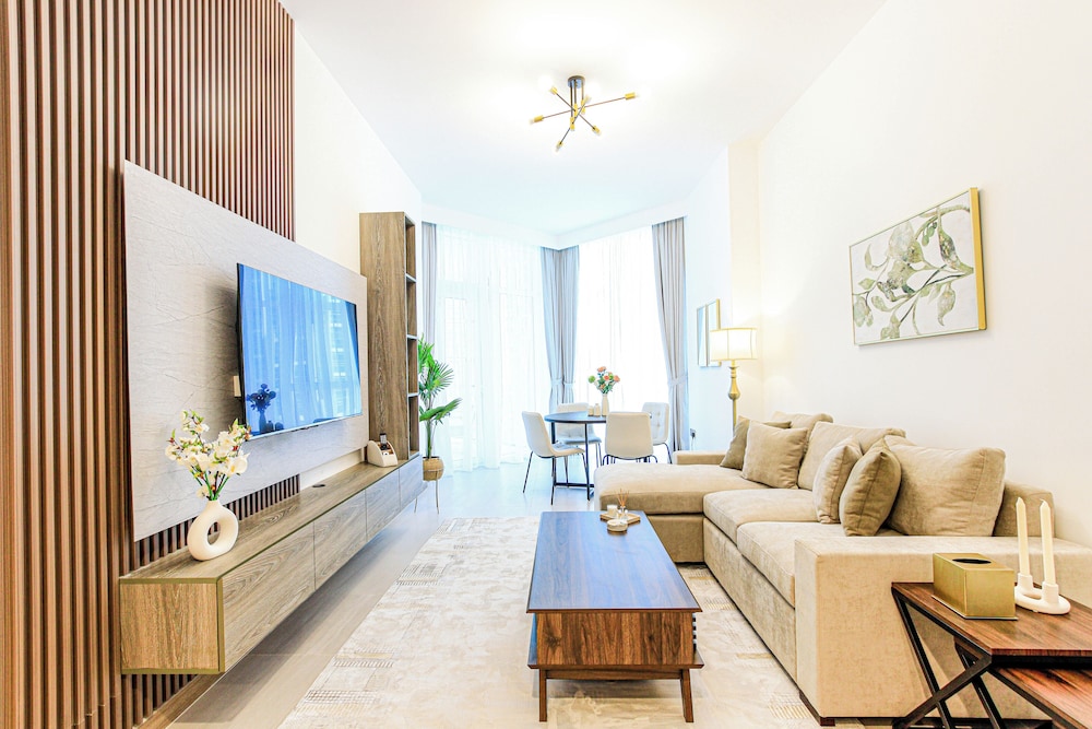 1BR Apt Residence Along Business Bay Canal — 4-Star Luxury Hotel in Dubai, United Arab Emirates