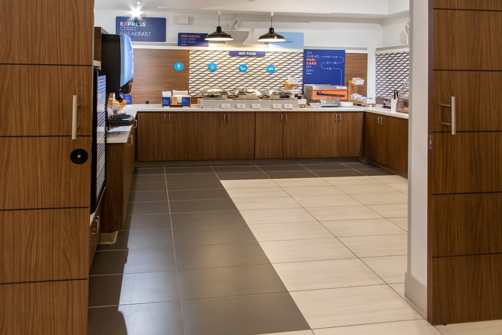 Holiday Inn Express Hotel & Suites Roseville Galleria Area by IHG - photo 110