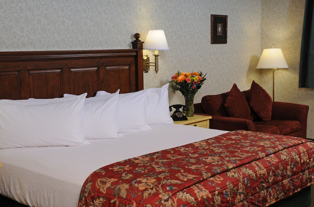 Pike's Waterfront Lodge - photo 9