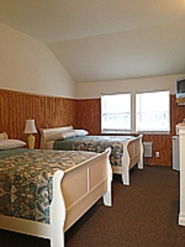 Pelican Point Motel - photo 4