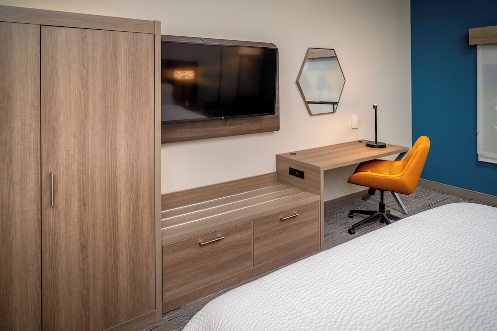 Holiday Inn Express and Suites Fairmont an IHG Hotel - photo 5