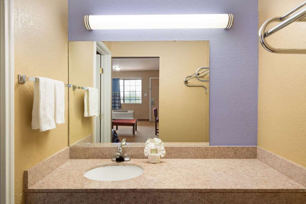 Super 8 by Wyndham San Antonio Riverwalk Area - photo 8