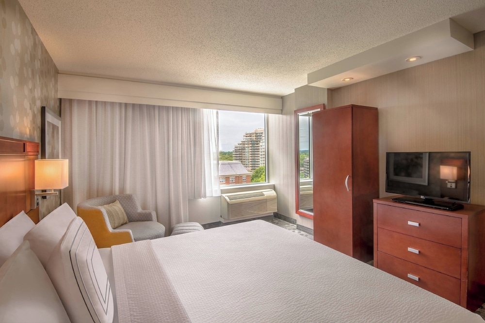 Courtyard by Marriott Bethesda Chevy Chase - photo 11