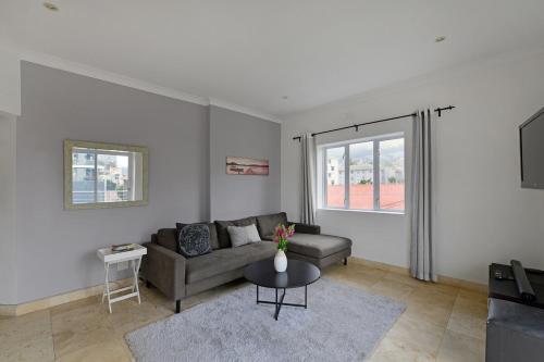Charming 2 Bed Sea Point Retreat Mountain Views