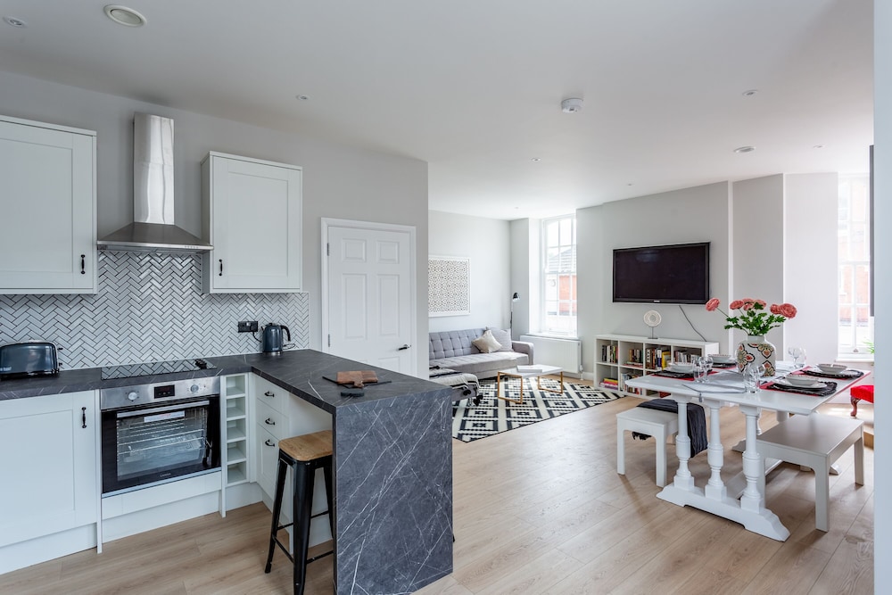 Californication — 4-Star Luxury Hotel in Southend-On-Sea, United Kingdom
