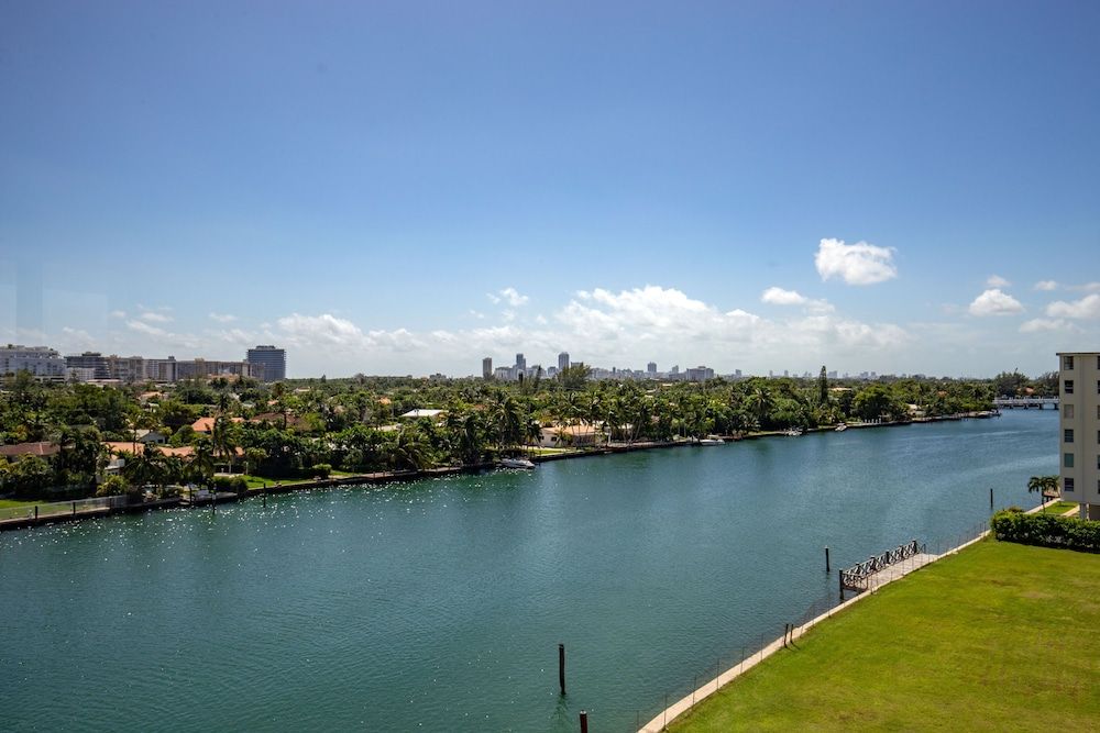 Acqua Bay Luxury Apartments — 4-Star Luxury Hotel in Bay Harbor Islands, United States