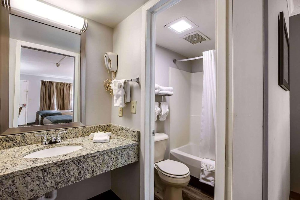 Travelodge by Wyndham Canton Livonia Area MI - photo 17