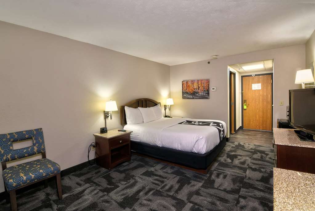 La Quinta Inn & Suites by Wyndham Springfield South - photo 25