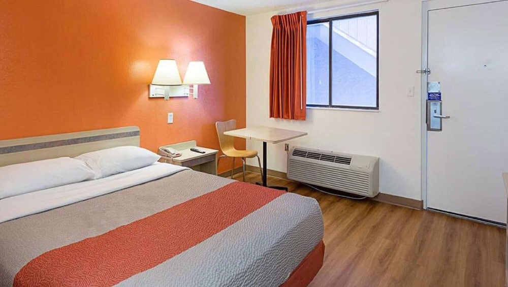 Magnuson Hotel Baton Rouge East - photo 11