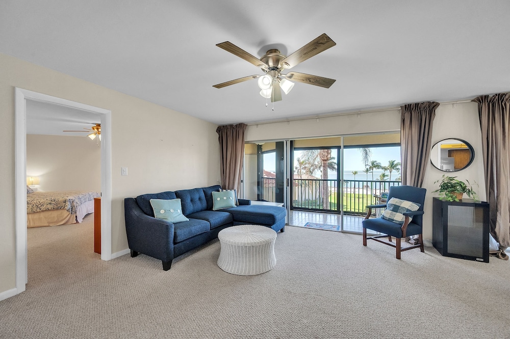Gulf view Condo With Resort style Amenities 2 Bedroom Condo - photo 16