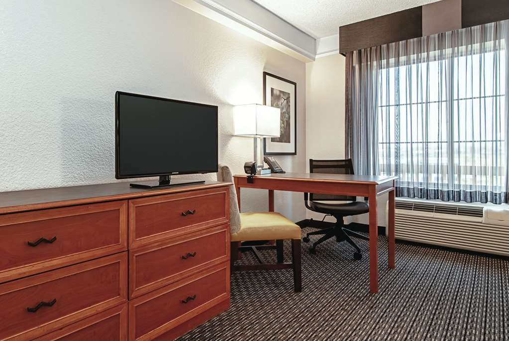 La Quinta Inn & Suites by Wyndham Ontario Airport - photo 17