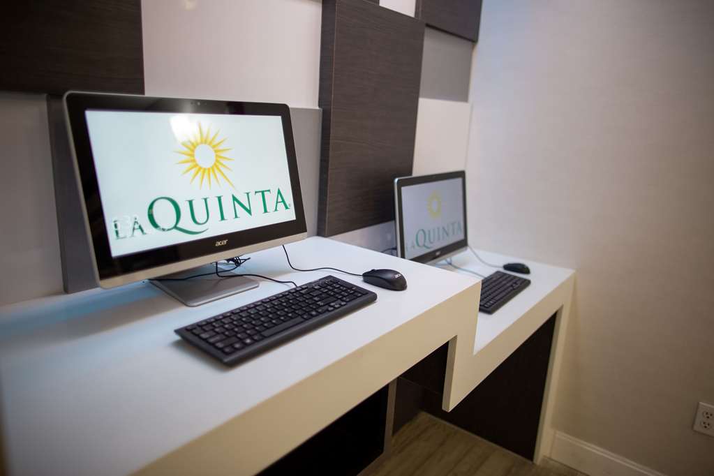 La Quinta Inn & Suites by Wyndham Houston East at Normandy - photo 54