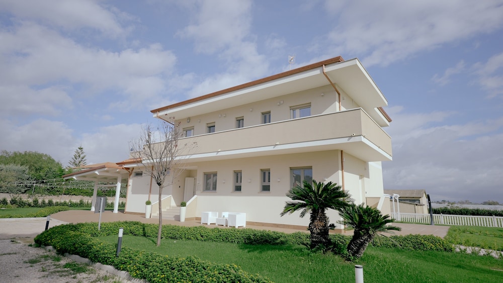 Villa Zefiro Suites & Events — 4-Star Luxury Hotel in Battipaglia, Italy