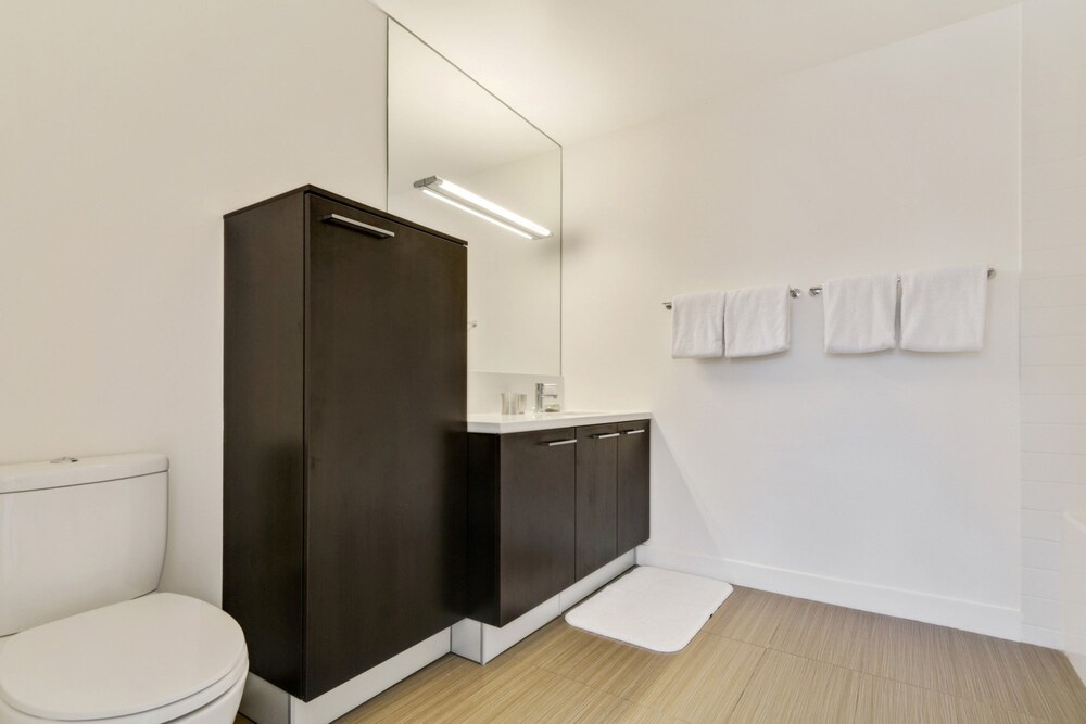 Global Luxury Suites at Figueroa Street - photo 22
