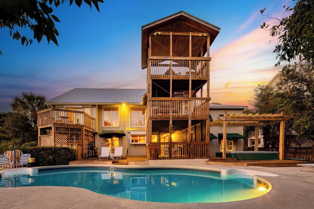 Raven by Avantstay Entertainers Dream w Pool Hot Tub Game Room 9 Brs — hotel in Sullivans Island