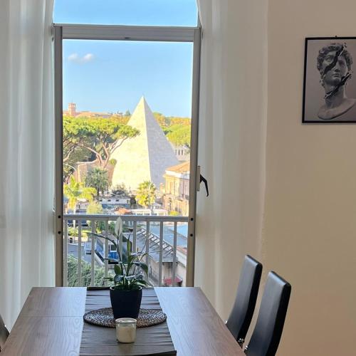 PyramidHouse Rome Apartment 100mq with View 2km from the Colosseum — 4-Star Luxury Hotel in Rome, Italy