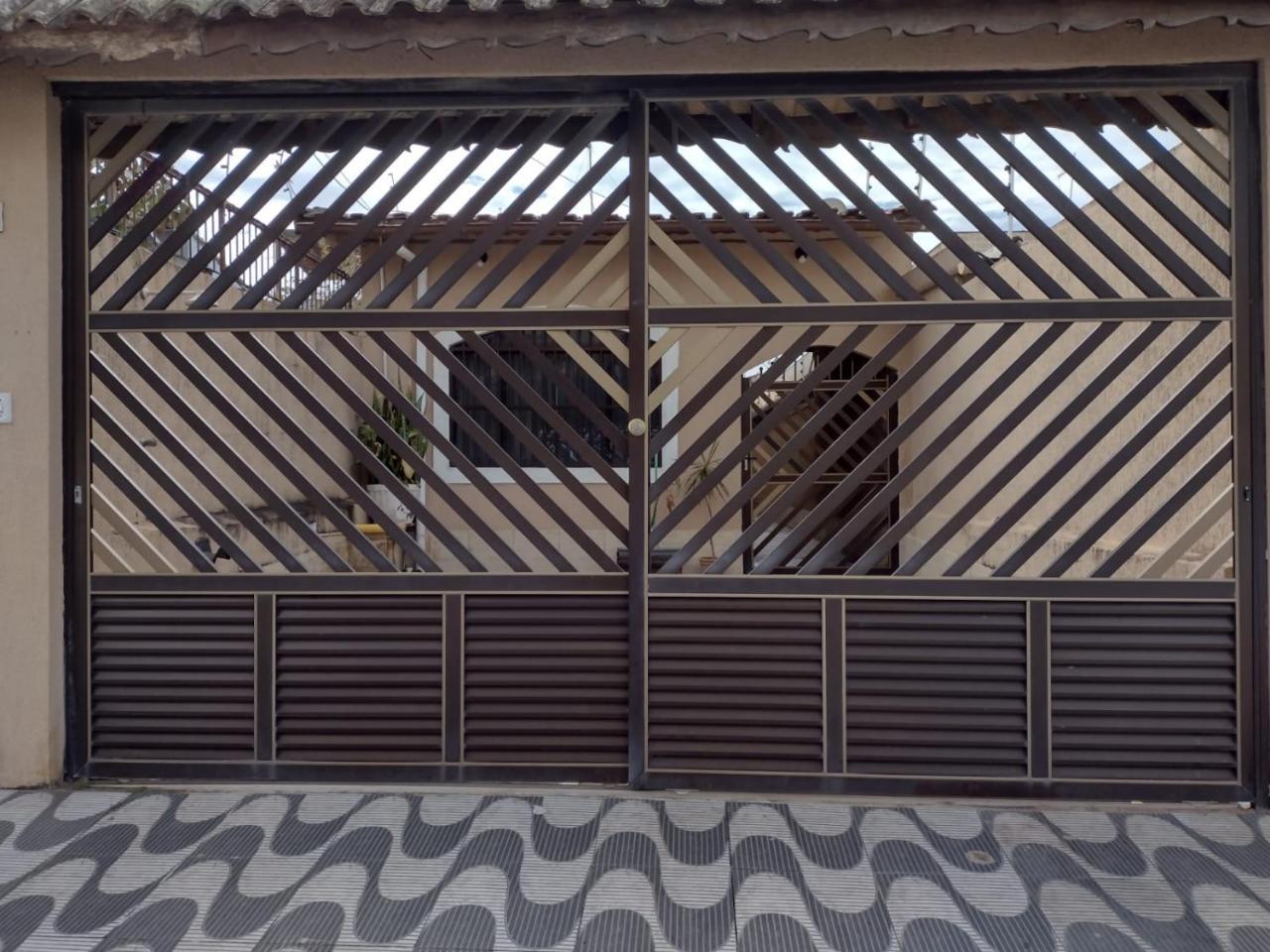 Balneário Maracanã Praia Grande Aceita Pet 50 mts praia in Praia Grande, Brasil