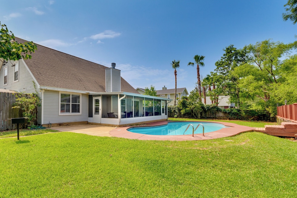 Mary Esther Home with Private Pool and Fireplace — 4-Star Luxury Hotel in Mary Esther, United States