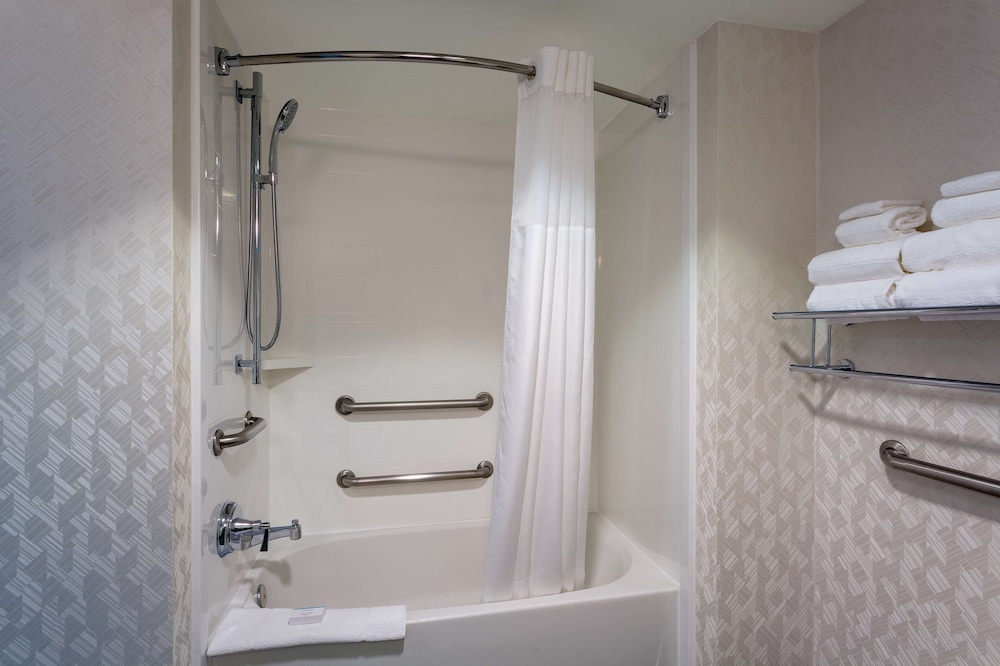 Hampton Inn & Suites Herndon Reston - photo 31