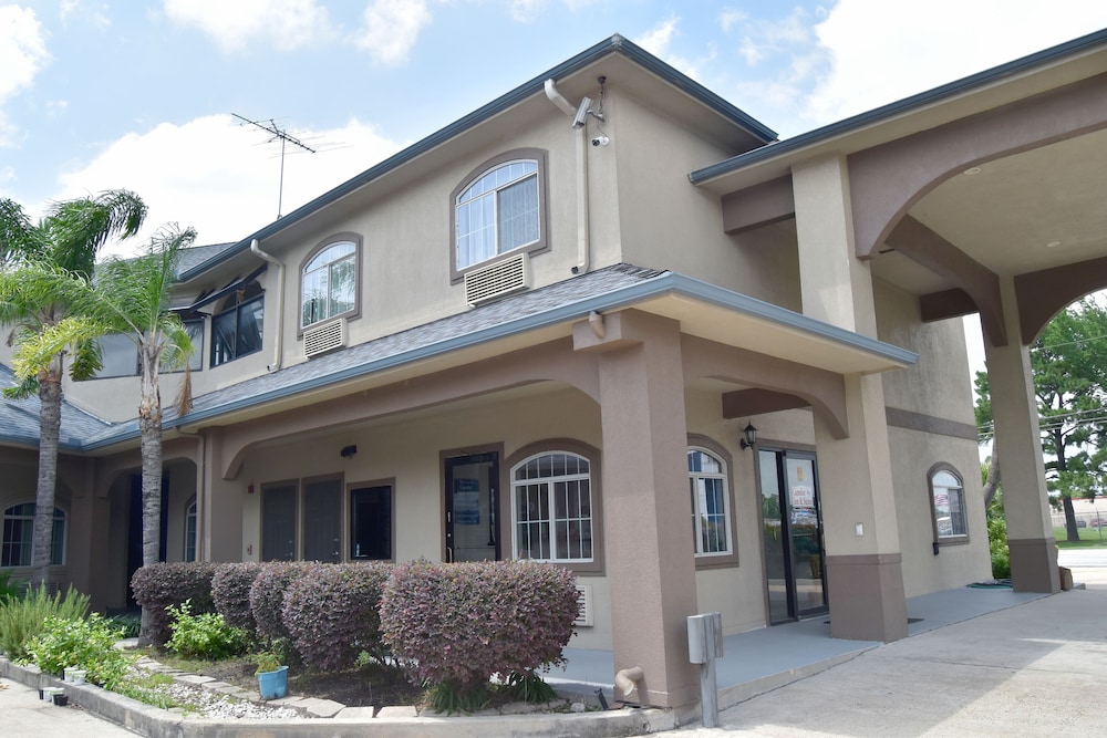 Camelot Inn & Suites Highway 290 NW Freeway - photo 30