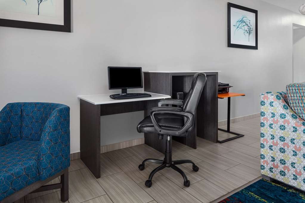La Quinta Inn & Suites by Wyndham Woodward - photo 8