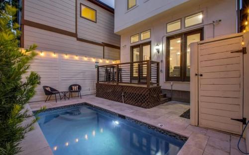High End In The Center Mins to Downtown w Pool in Houston, United States