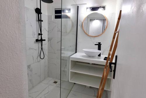 Cocon douillet entre Mer et Montagne — 4-Star Luxury Hotel in Basse-Terre, Guadeloupe