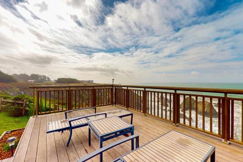 Oceanfront Elk Cottage Deck Views & 7 Acres — 4-Star Luxury Hotel in Elk City, United States