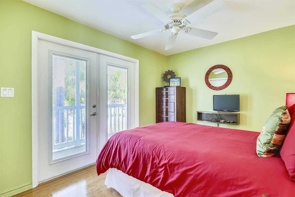 Shipyard Treasure by Avantstay Communal Pool Gated Community Great Location Week Long Stays - photo 13