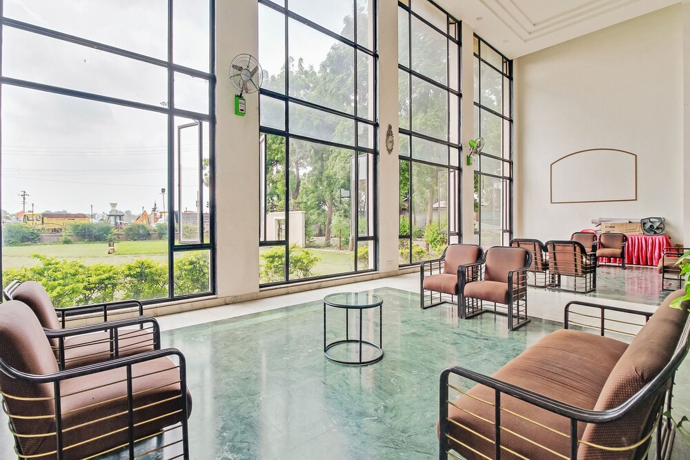 Oyo 60852 Hotel Residency Park — Dhulia