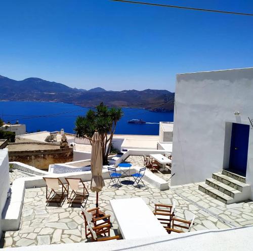 Piazza Castello - carbon neutral hotel in Milos