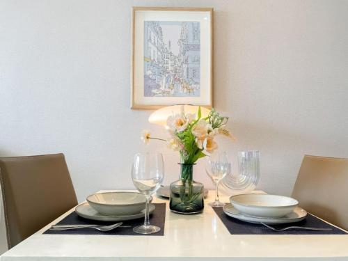Stylish Modern 1BR BTS Phrom Phong Ultra Fast WiFi