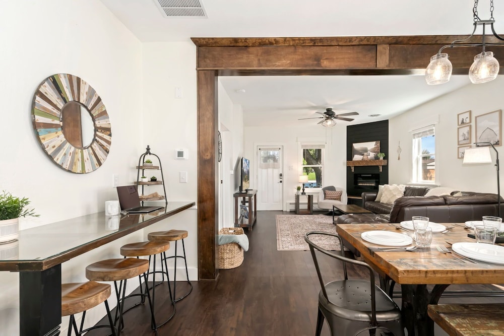 Windsor Farmhouse Family Fun Yard & Fireplace — 4-Star Luxury Hotel in Windsor, United States