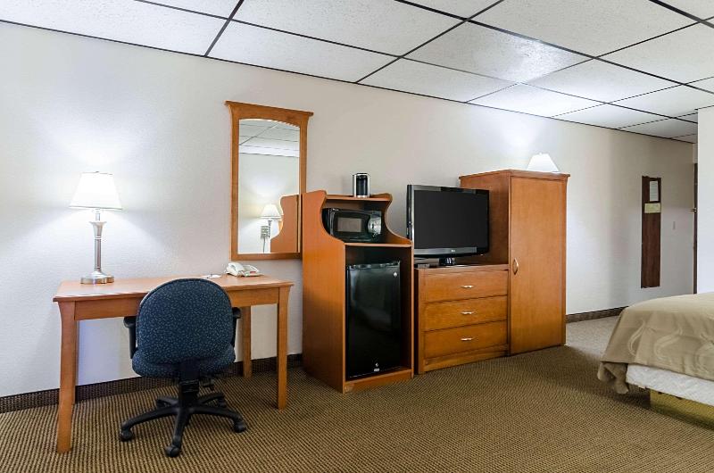 Quality Inn & Suites Salina West - photo 12