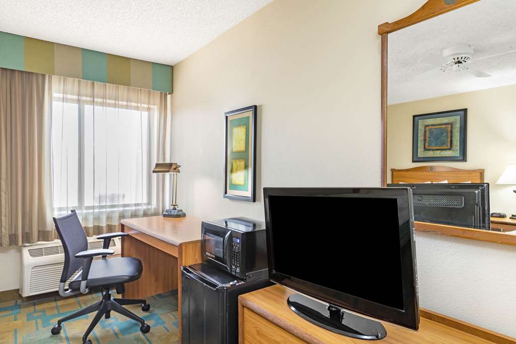 La Quinta Inn & Suites by Wyndham El Paso East - photo 17