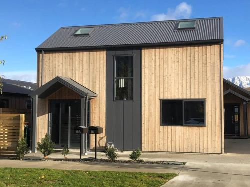 Incredible Views of the Remarks New 2 Bed Townhouse — 4-Star Luxury Hotel in Queenstown, New Zealand