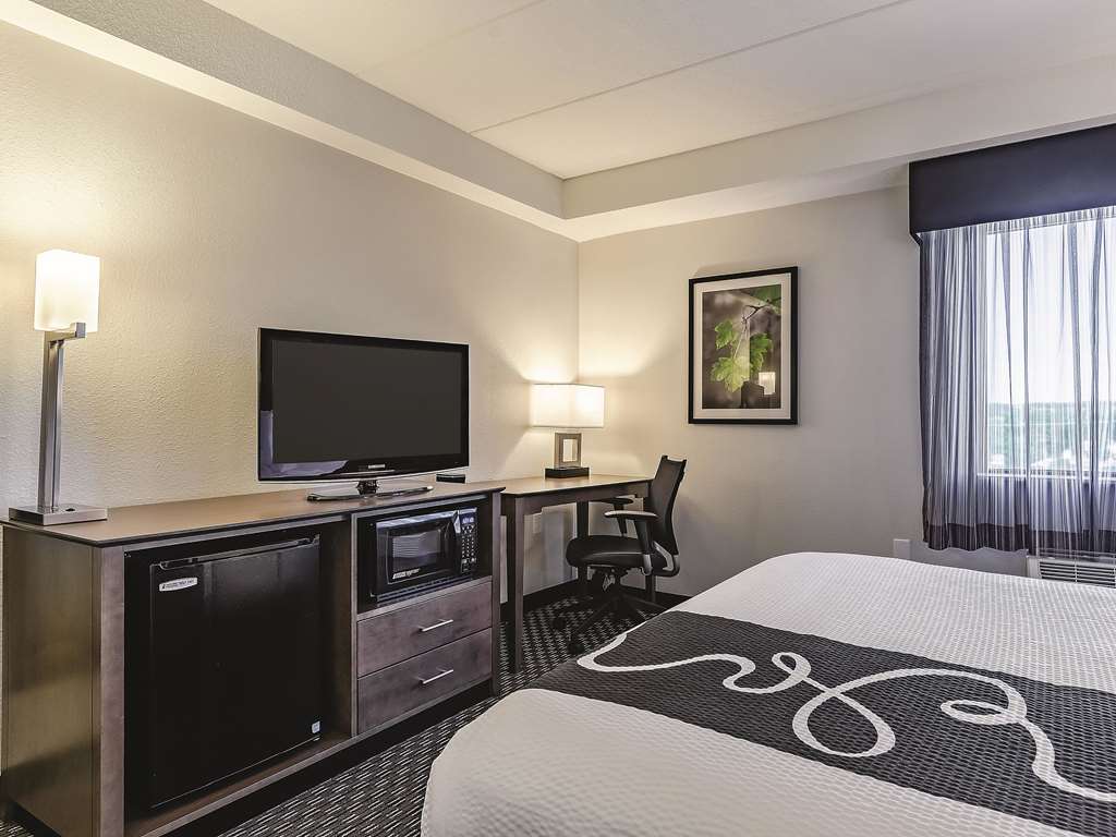 La Quinta Inn & Suites by Wyndham Warwick Providence Airport - photo 27