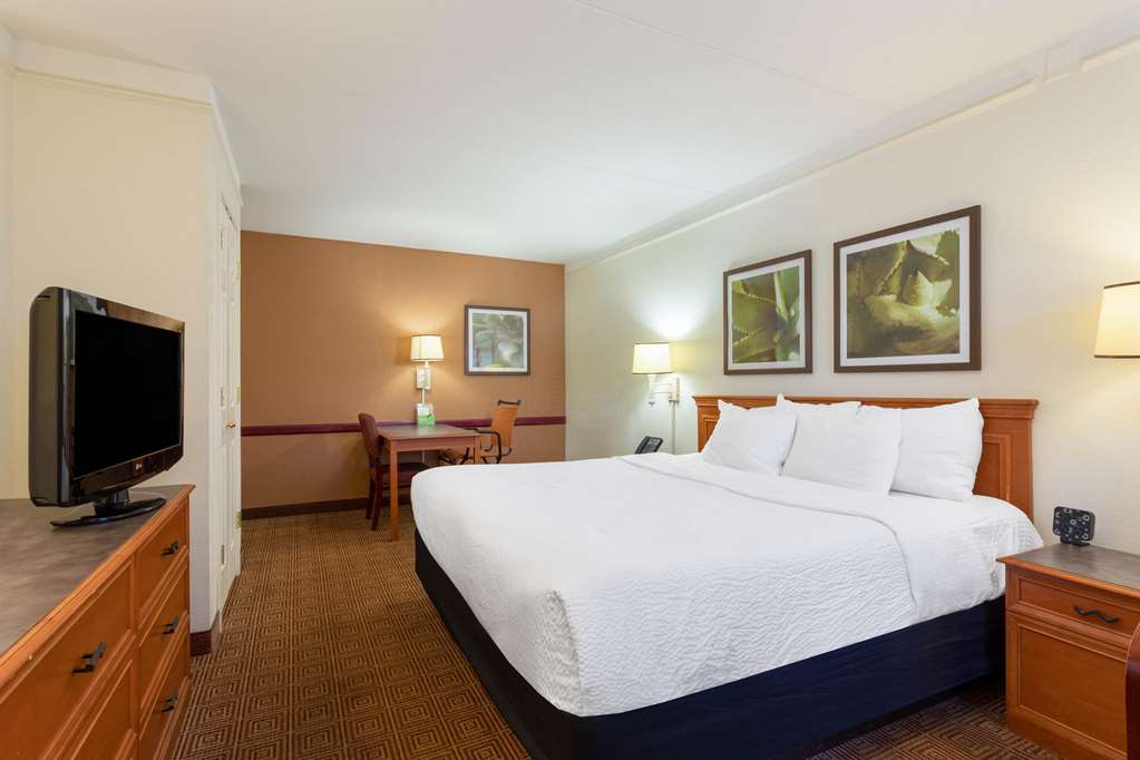 La Quinta Inn by Wyndham Huntsville Research Park - photo 13