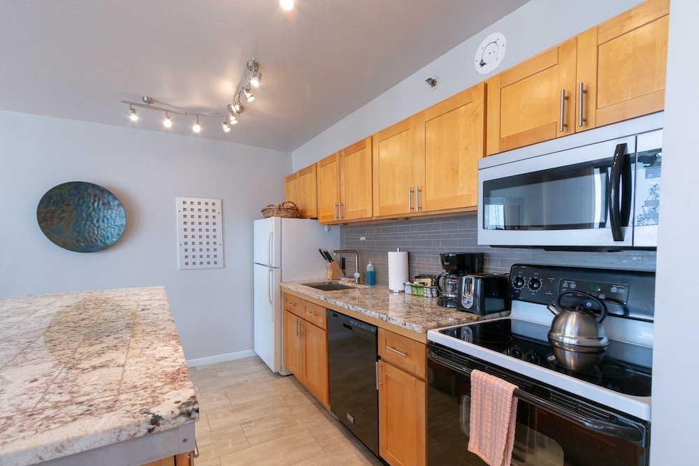 High Level Waikiki Condo Enjoy Ocean Views From Your Private Lanai by Koko Resort Vacation Rentals - photo 7